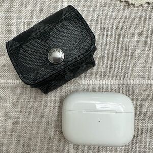 White Wireless Earbuds + Case